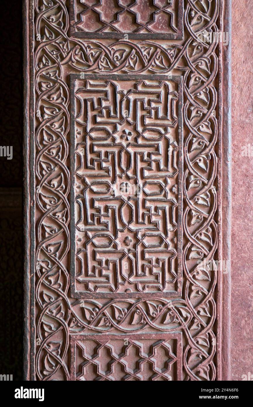 Agra, Uttar Pradesh / Inde - 7 février 2012 : Un mur magnifiquement sculpté au palais Birbal dans la cour du palais Jodhabai à Fatehpu Banque D'Images