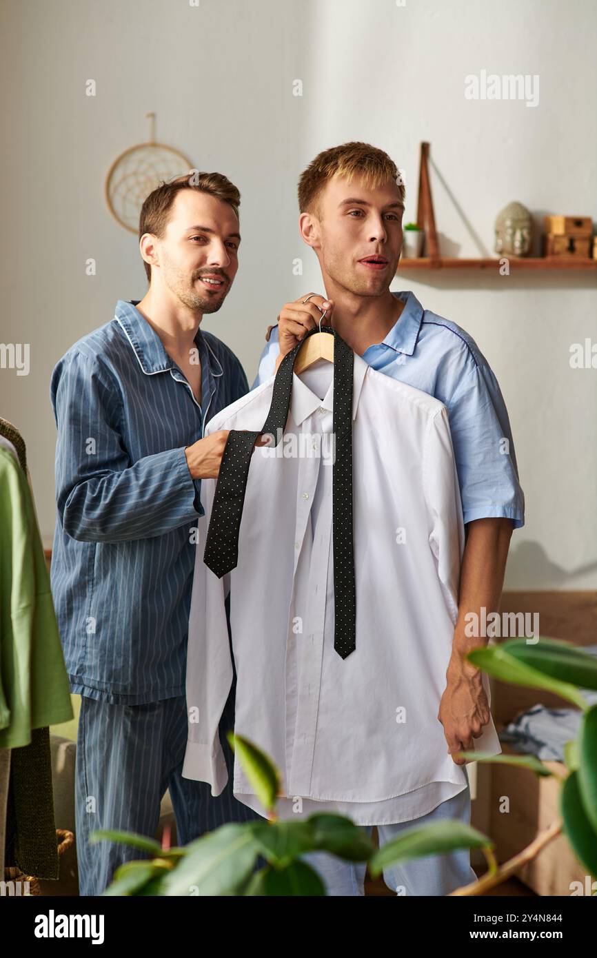 Un couple partage le rire et la chaleur ensemble en pyjama, se préparant pour la journée dans leur maison confortable. Banque D'Images