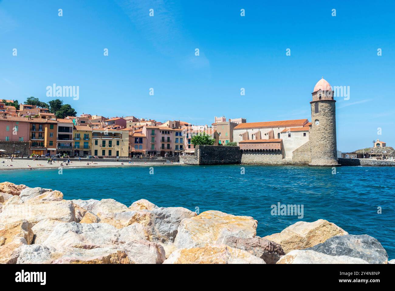 Église notre-Dame-des-Anges ou chapelle notre-Dame des Anges et Saint-Vincent à côté de la plage à Collioure ou Cotlliure, village de pêcheurs de Fran Banque D'Images