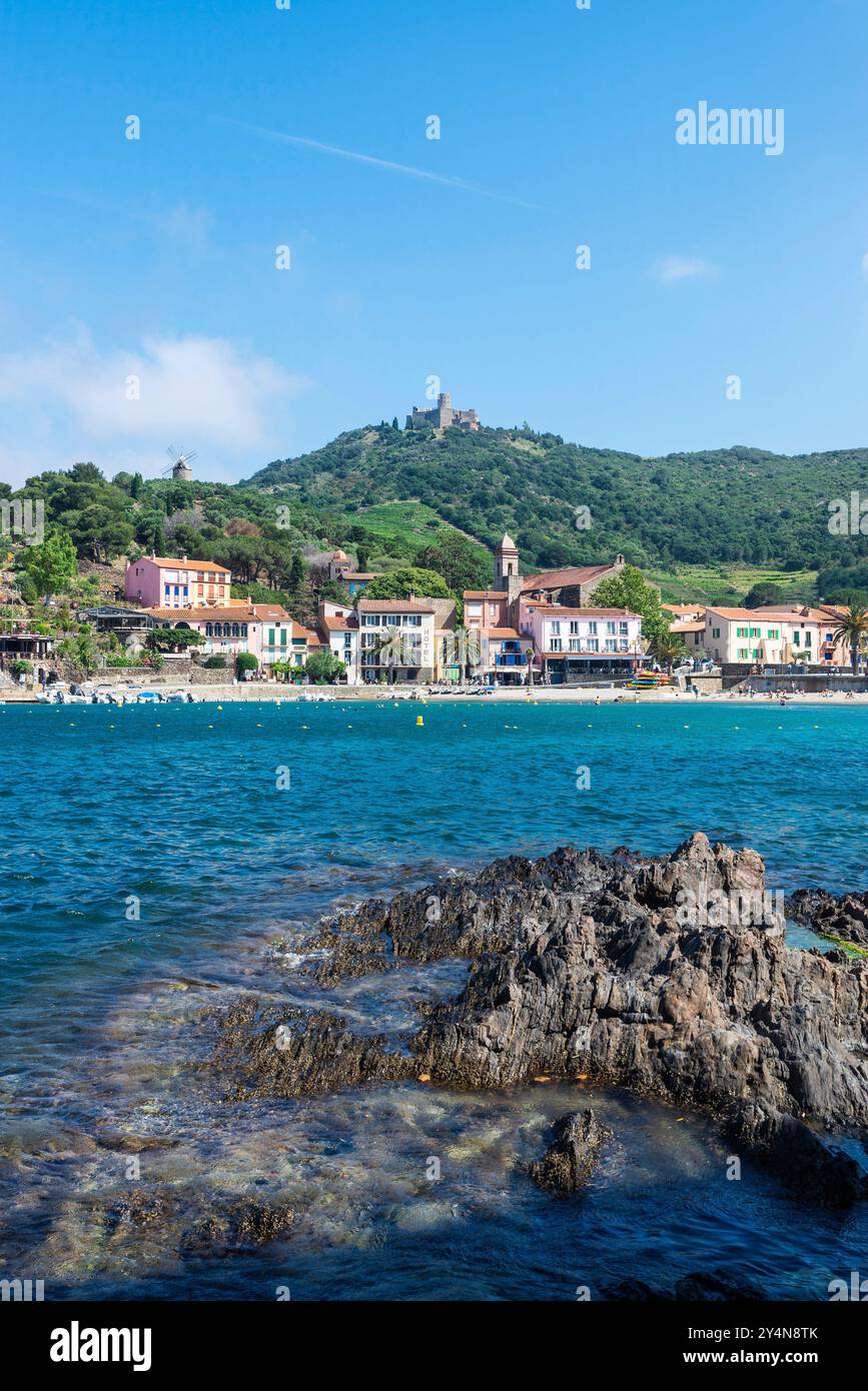 Plage avec des gens autour à Collioure ou Cotlliure, village de pêcheurs de France Banque D'Images