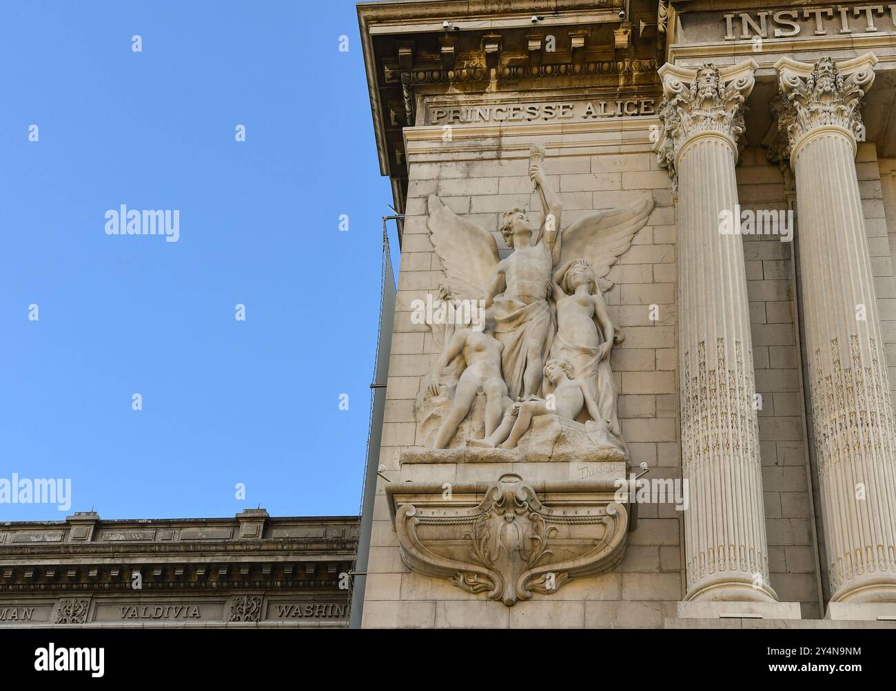 Sculpture 'progrès venu au secours de l'humanité' de Louis Gustave Dussart sur la façade du Musée Océanographique, Principauté de Monaco Banque D'Images