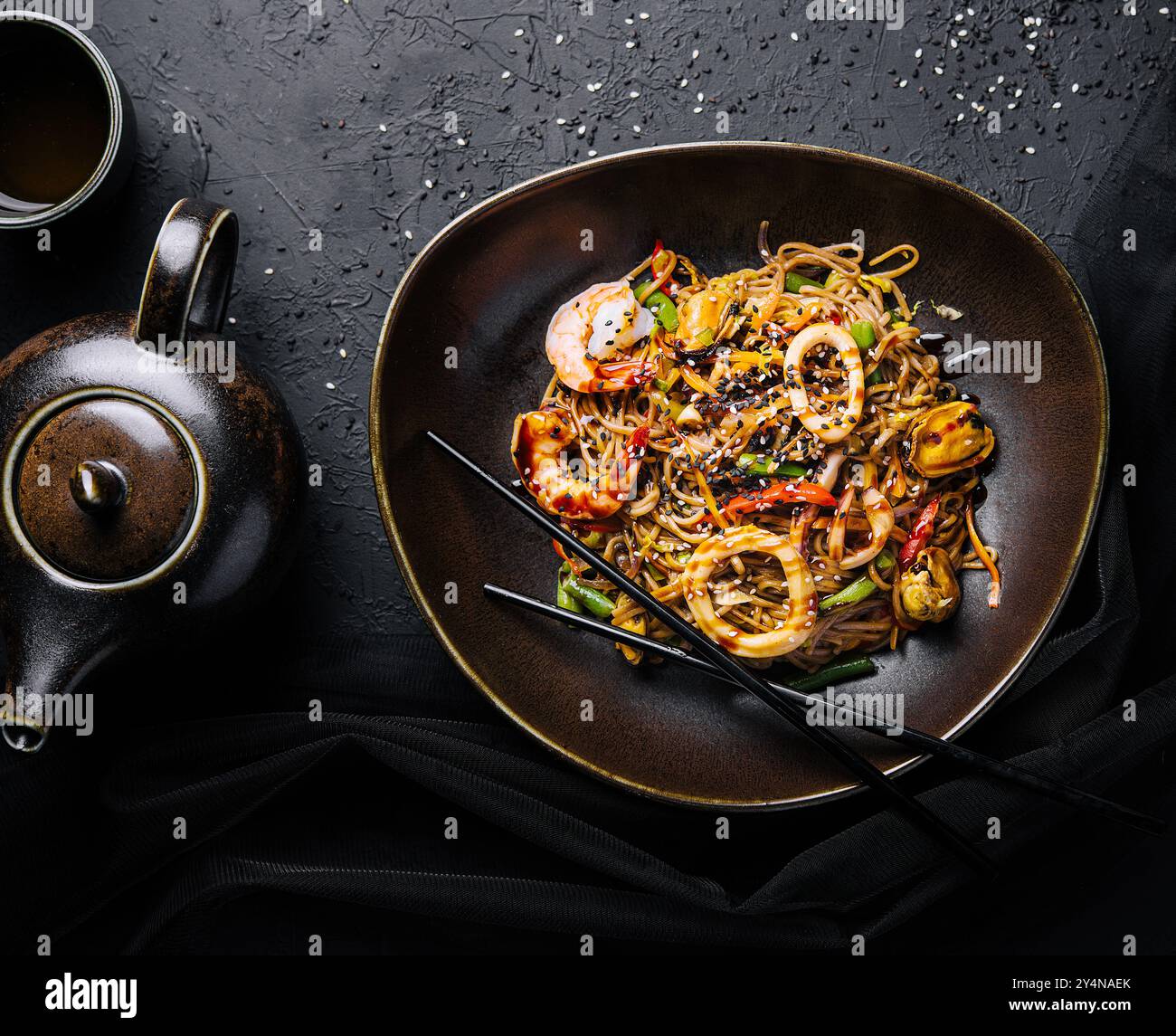 Wok épicé asiatique avec nouilles, crevettes et légumes Banque D'Images