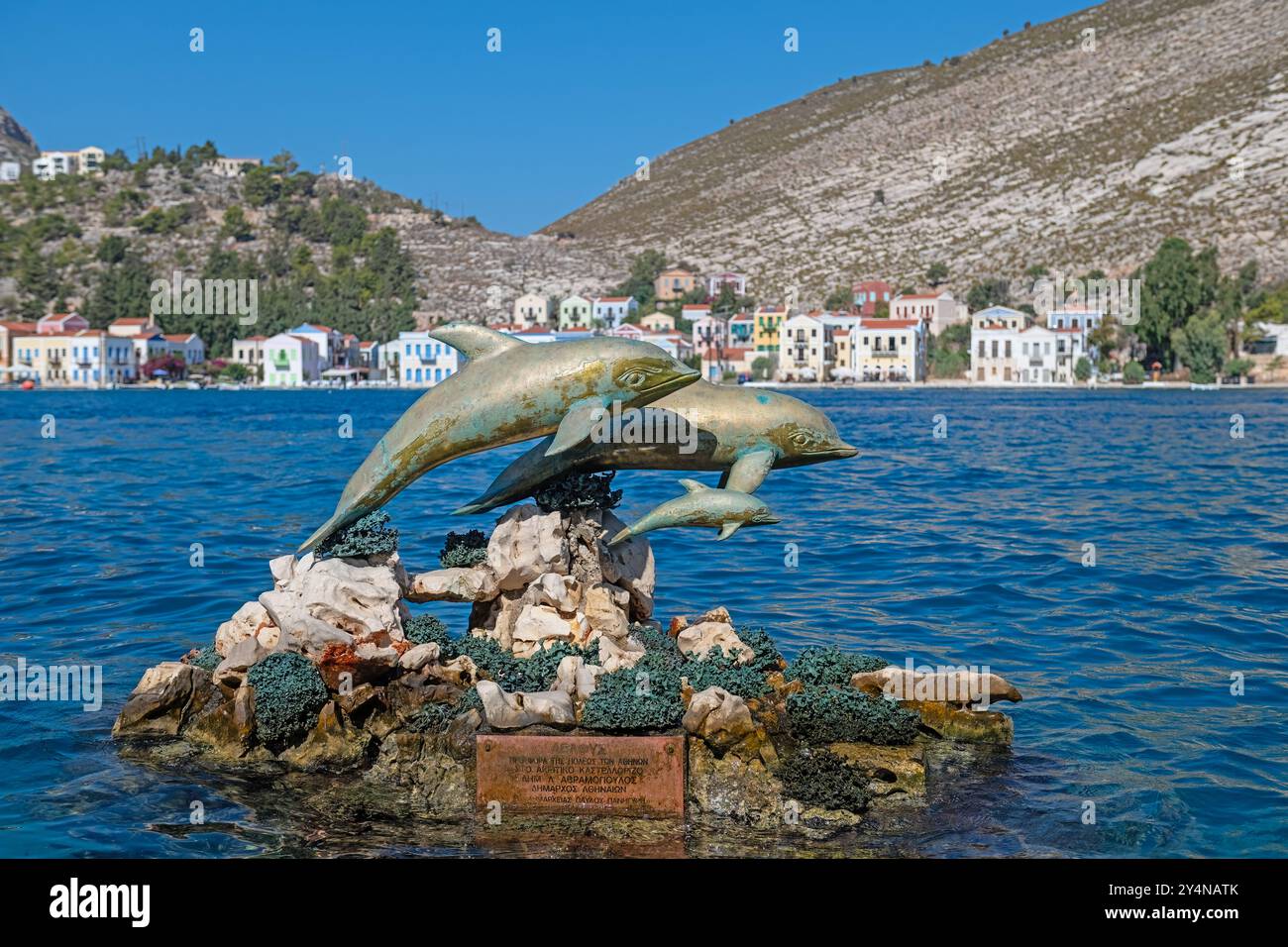 Kastellorizo,Grèce,Turquie - 08 septembre 2024 : statues de poissons dauphins dans le port. Banque D'Images