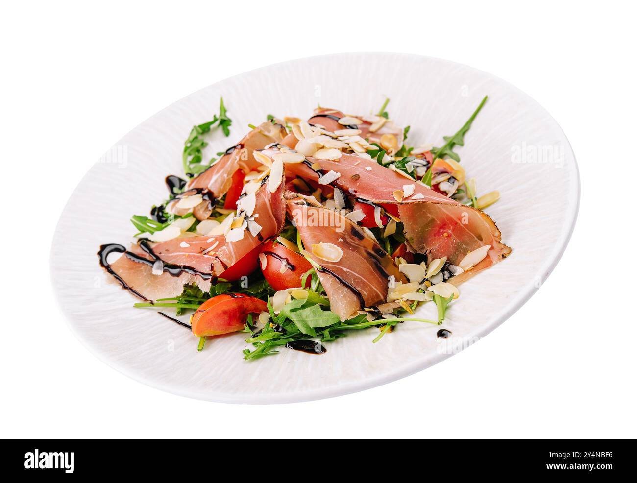 Salade avec prosciutto, tomate, feuilles de roquette sur assiette Banque D'Images
