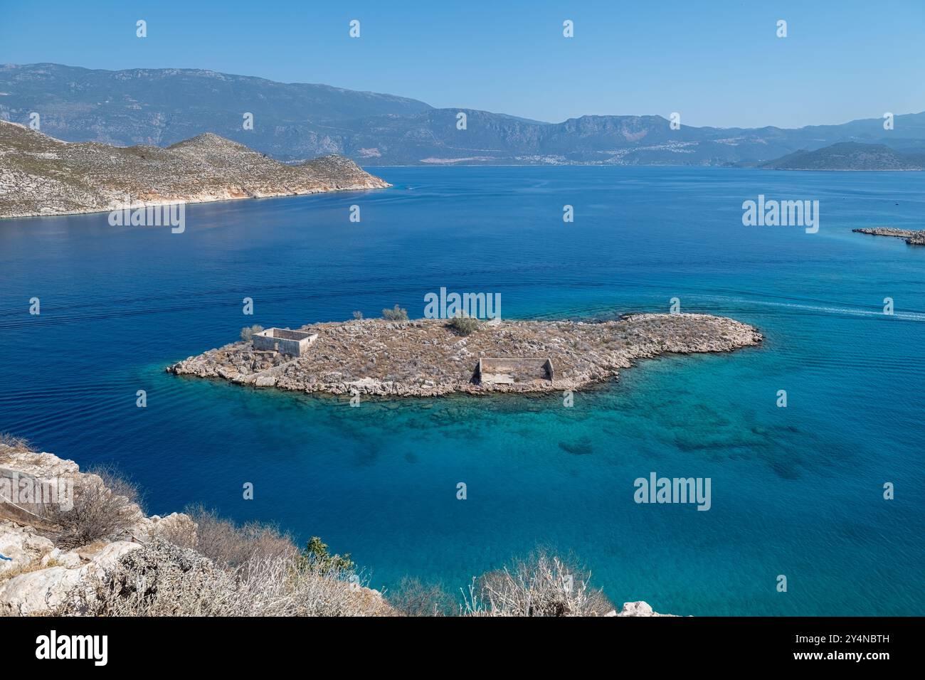 Mer bleu turquoise claire et petites îles de la mer Égée. L'île grecque de Kastellorizo. Banque D'Images