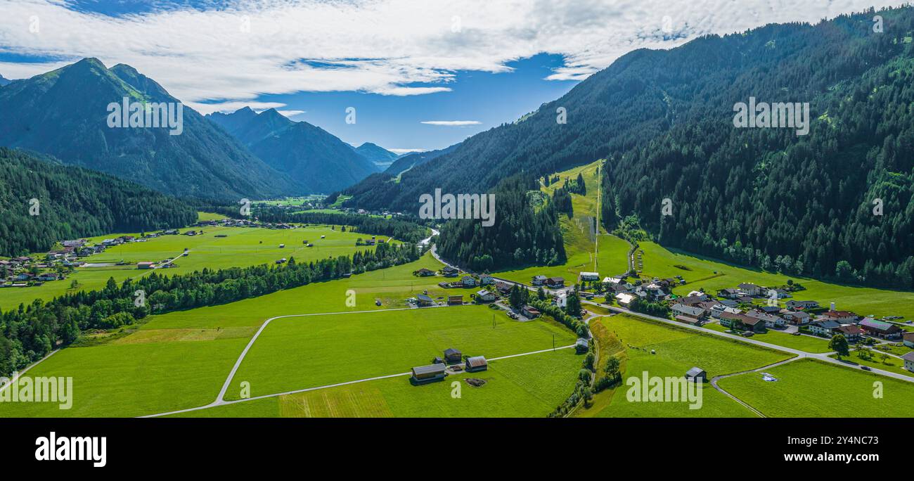 Vue aérienne de la vallée du Lech autour de la commune d'Elbigenalp au Tyrol Banque D'Images