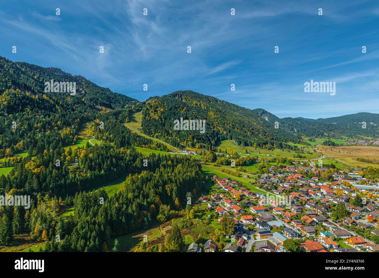 Vue aérienne de l'emplacement passion Play Oberammergau dans le parc naturel des Alpes d'Ammergau Banque D'Images