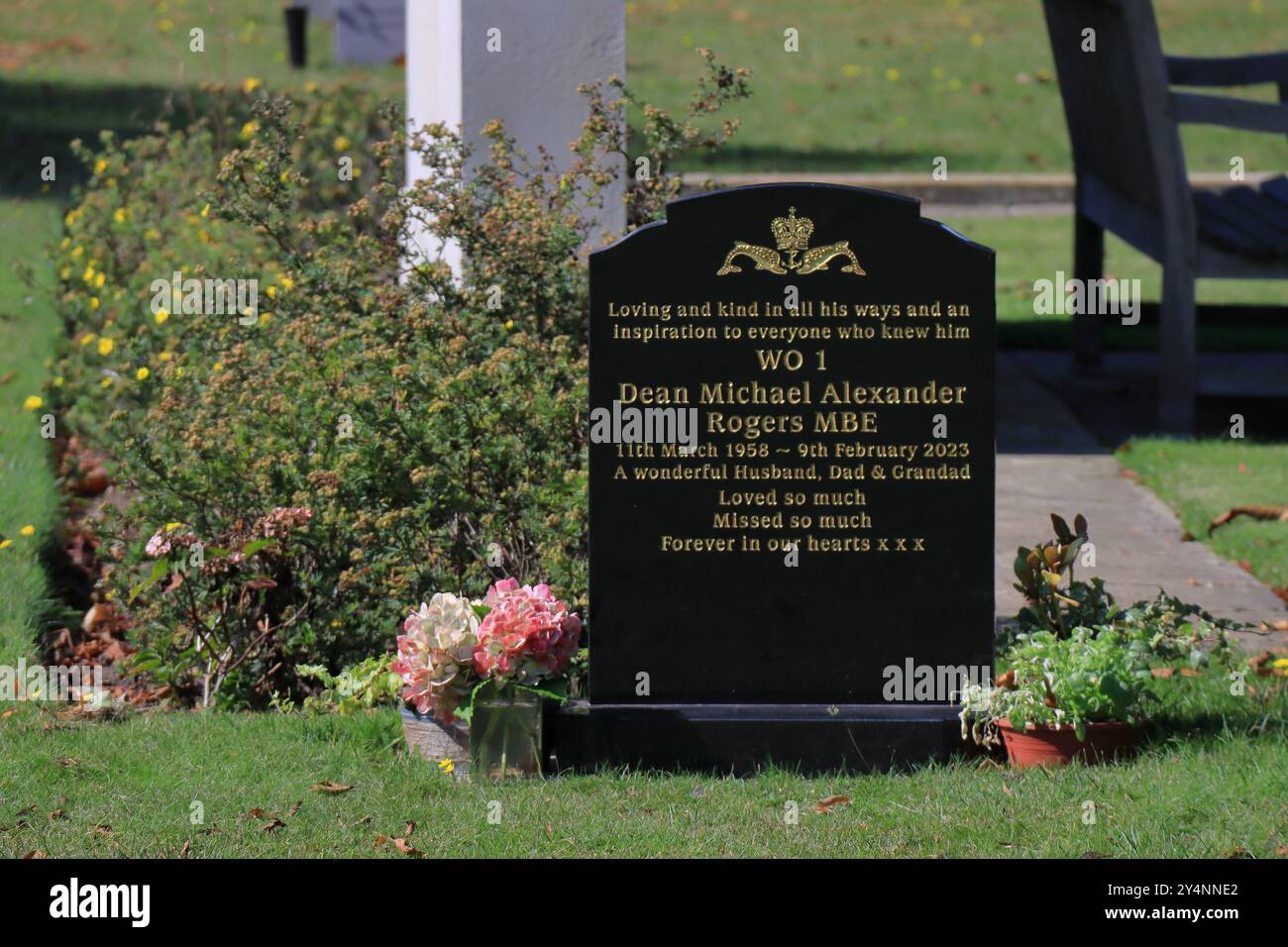 Gosport, Hampshire, Angleterre. 13 septembre 2024. Une pierre tombale noire moderne. Cette photo fait partie d'une série que j'ai prise lors d'une récente visite au cimetière de la Marine royale de Haslar pendant les Journées portes ouvertes du patrimoine de Gosport. Cette sélection comprend quelques photos que j'ai prises sur le chemin de l'événement et en dehors, alors que j'étais à pied. Banque D'Images