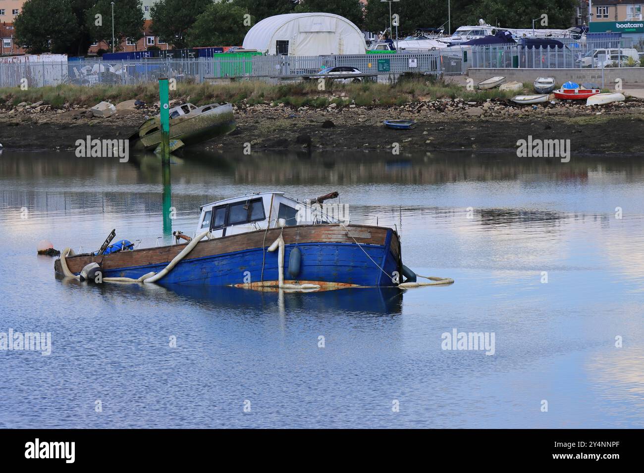 Gosport, Hampshire, Angleterre. 13 septembre 2024. Un bateau partiellement submergé à Haslar Creek. Cette photo fait partie d'une série que j'ai prise lors d'une récente visite au cimetière de la Marine royale de Haslar pendant les Journées portes ouvertes du patrimoine de Gosport. Cette sélection comprend quelques photos que j'ai prises sur le chemin de l'événement et en dehors, alors que j'étais à pied. Banque D'Images