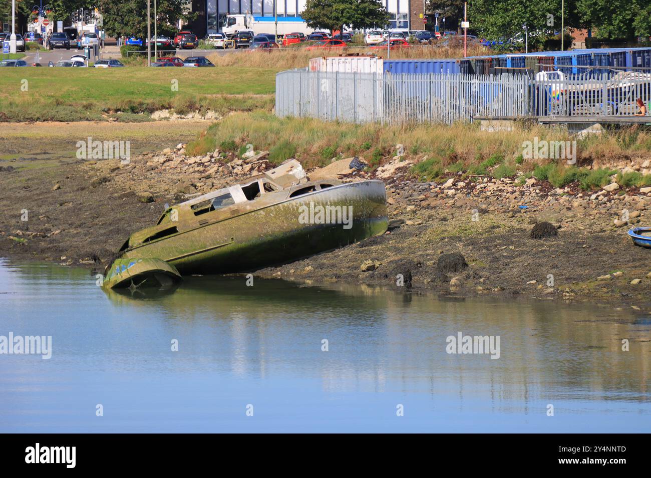 Gosport, Hampshire, Angleterre. 13 septembre 2024. Un bateau abandonné en décomposition sur le rivage de Haslar Creek. Cette photo fait partie d'une série que j'ai prise lors d'une récente visite au cimetière de la Marine royale de Haslar pendant les Journées portes ouvertes du patrimoine de Gosport. Cette sélection comprend quelques photos que j'ai prises sur le chemin de l'événement et en dehors, alors que j'étais à pied. Banque D'Images