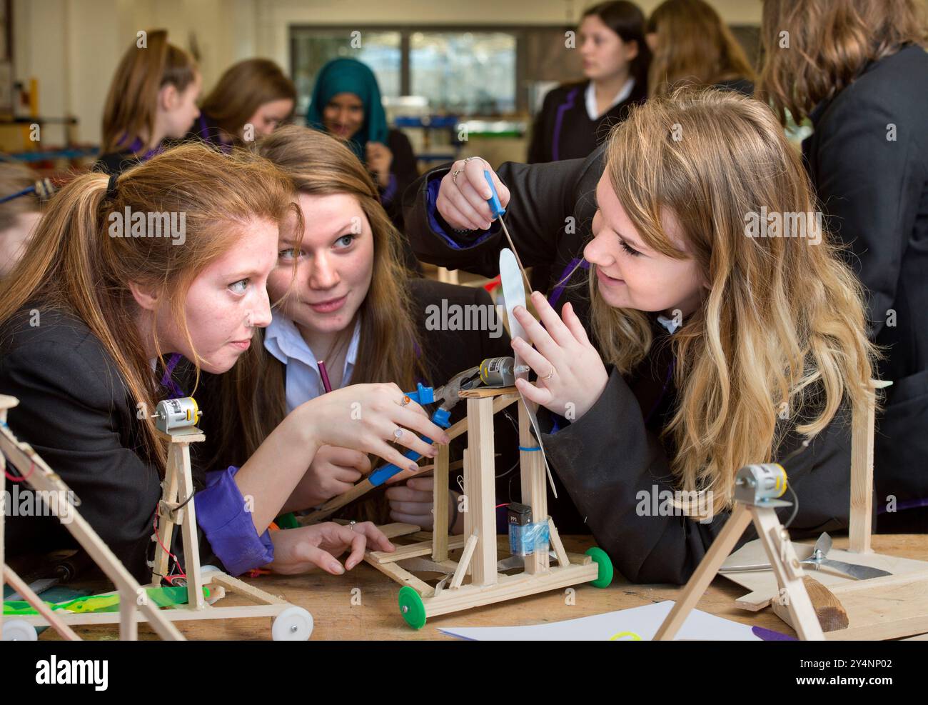 Un cours de design et de technologie dans une école de filles, Royaume-Uni. Banque D'Images