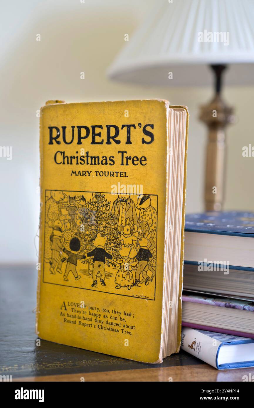 Un livre traditionnel pour enfants, Ruperrt l'ours. Banque D'Images