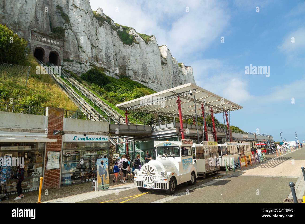 Train touristique le Tréport devant la gare funiculaire des villes. Banque D'Images