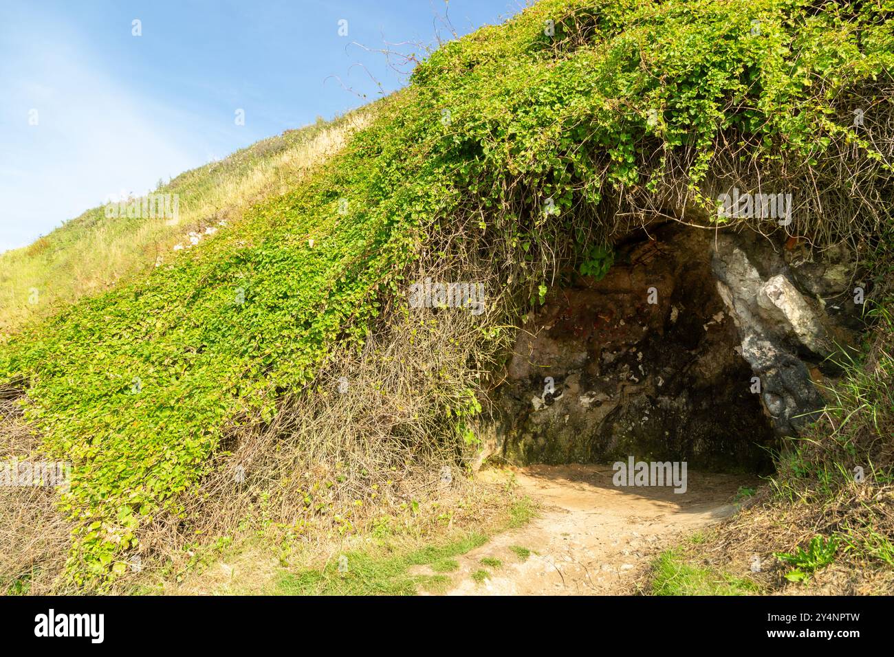 La grotte de Victor Hugo à Veules-les-Roses, Normandie, France une grotte dans laquelle Victor Hugo se détendait lors de sa visite à Veules-les-Roses plus tard dans la vie Banque D'Images