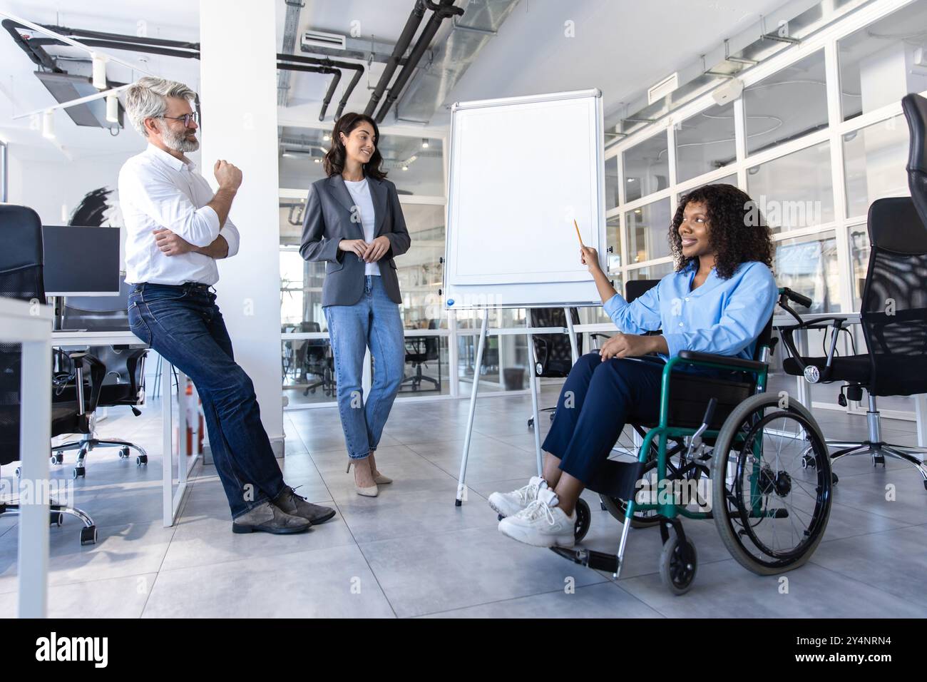 Femme exécutive handicapée en fauteuil roulant au bureau donnant une présentation sur la stratégie Banque D'Images