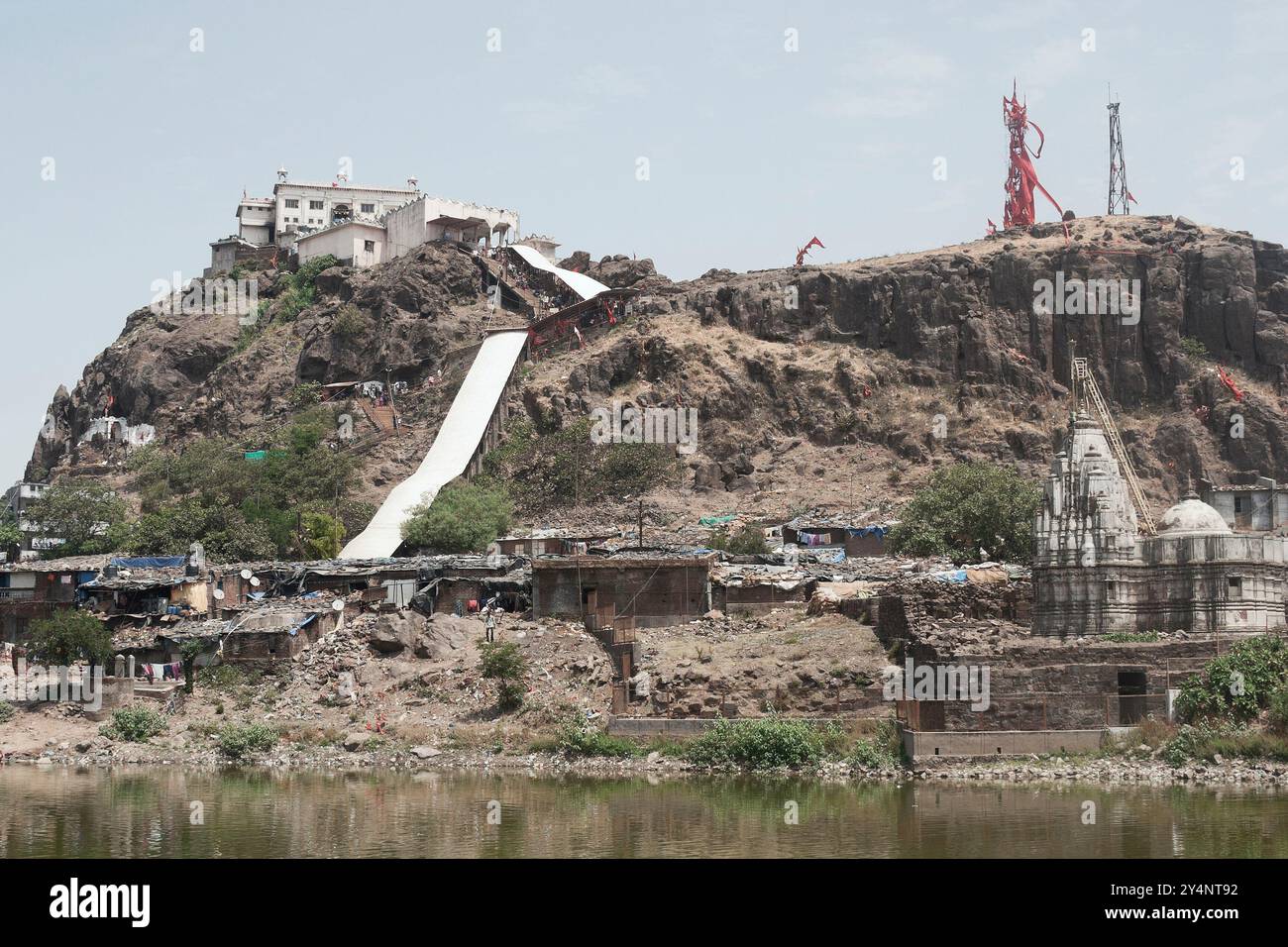 Vadodara, Gujarat / Inde - 08 avril 2014 : vue sur le temple Mahakali, le temple jaïn et le drapeau religieux rouge sur la colline de Pavagadh. Banque D'Images