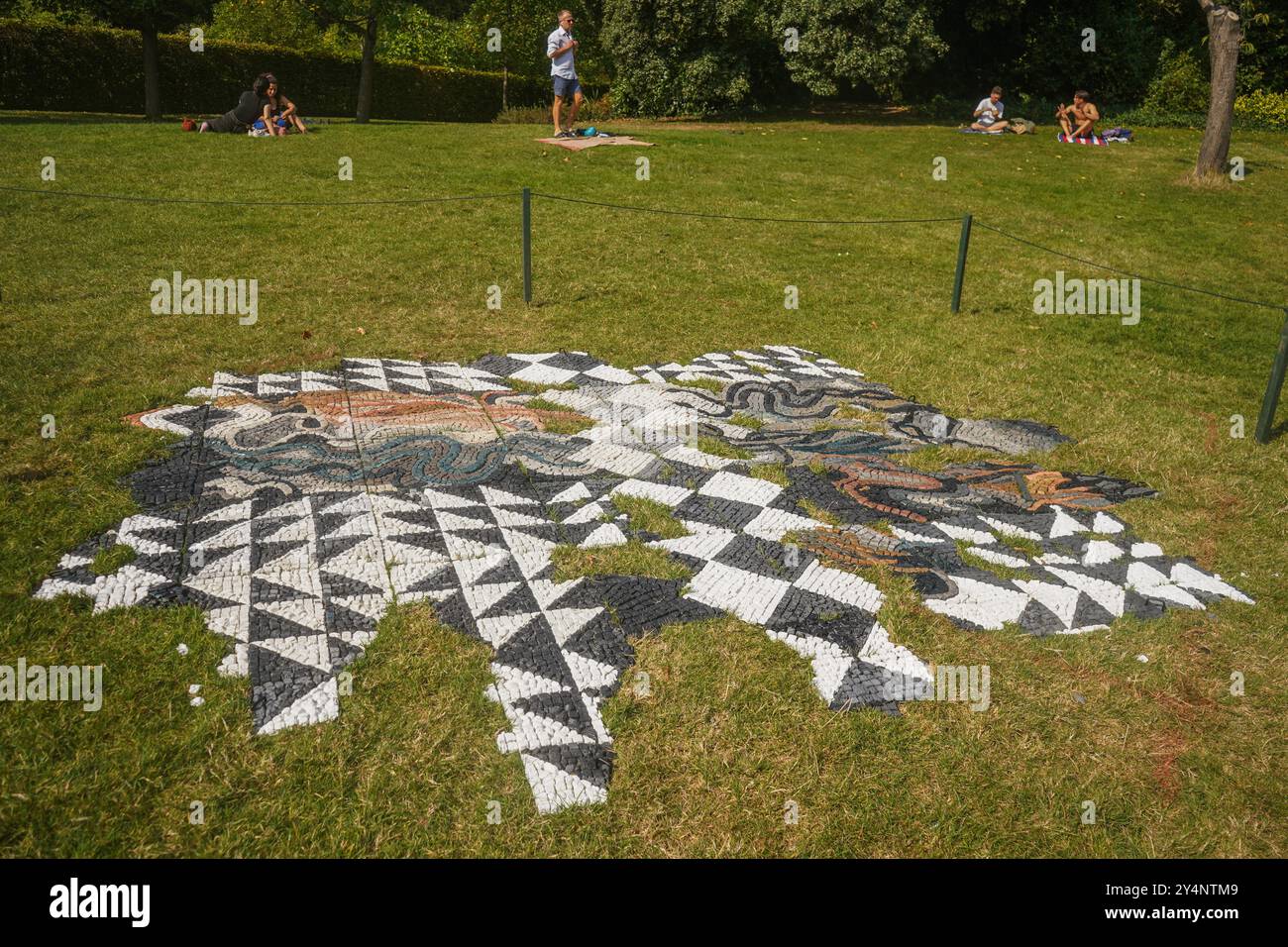 Londres, Royaume-Uni. 19 septembre 2024 Nika Neelova, «Crude Hints», 2024 . Frieze sculpture retourne Frieze sculpture revient au Regent’s Park de Londres, du 18 septembre au 27 octobre 2024 et coïncide avec Frieze London et Frieze Masters. Crédit : Amer Ghazzal/Alamy Live News Banque D'Images