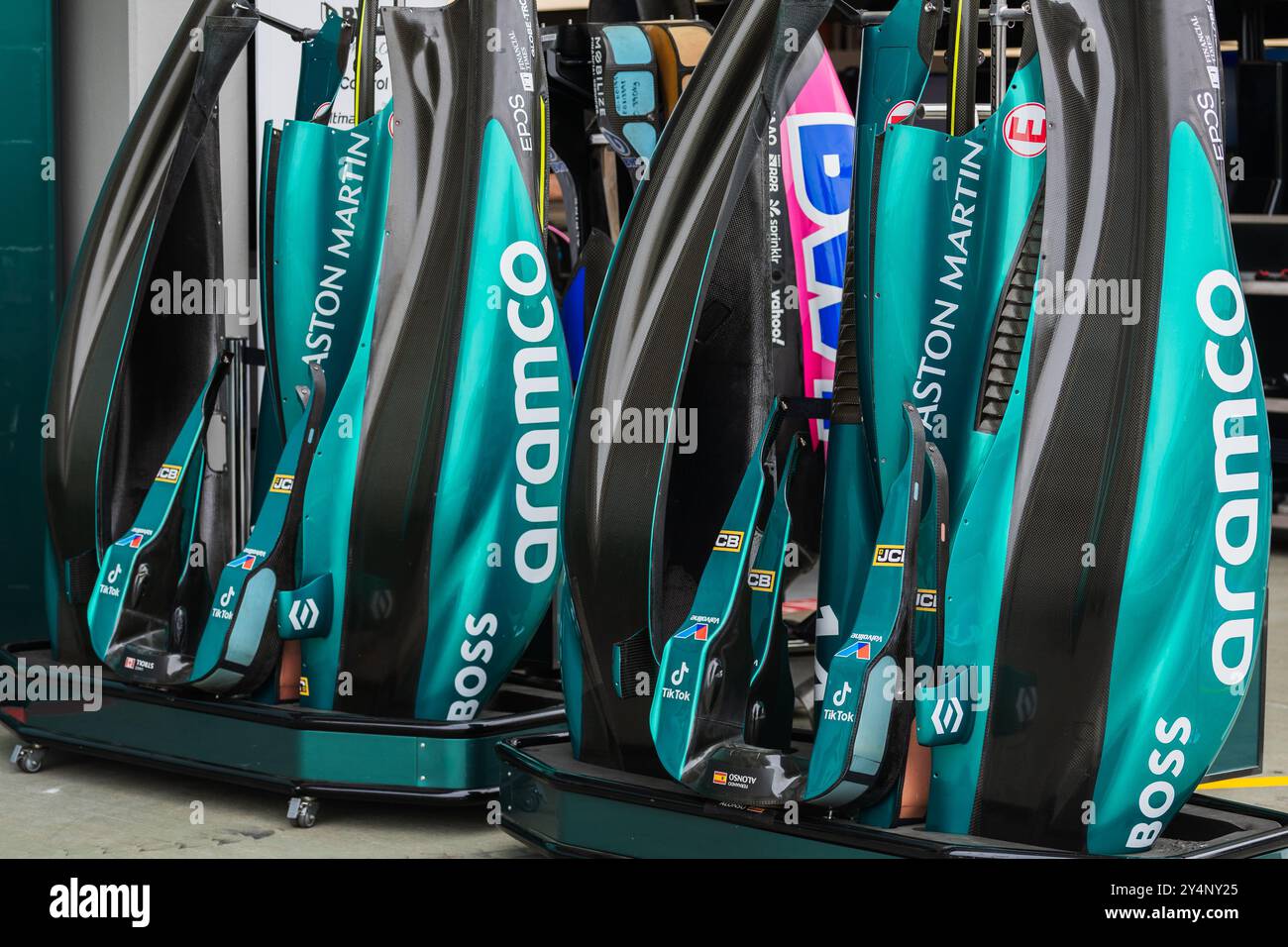 Marina Bay Street circuit, Singapour, Singapour. 19 septembre 2024 ; pods latéraux de la F1 Aston Martin et ingénieur dans le garage pendant le Grand Prix de formule 1 de Singapour crédit : Jay Hirano/AFLO/Alamy Live News Banque D'Images