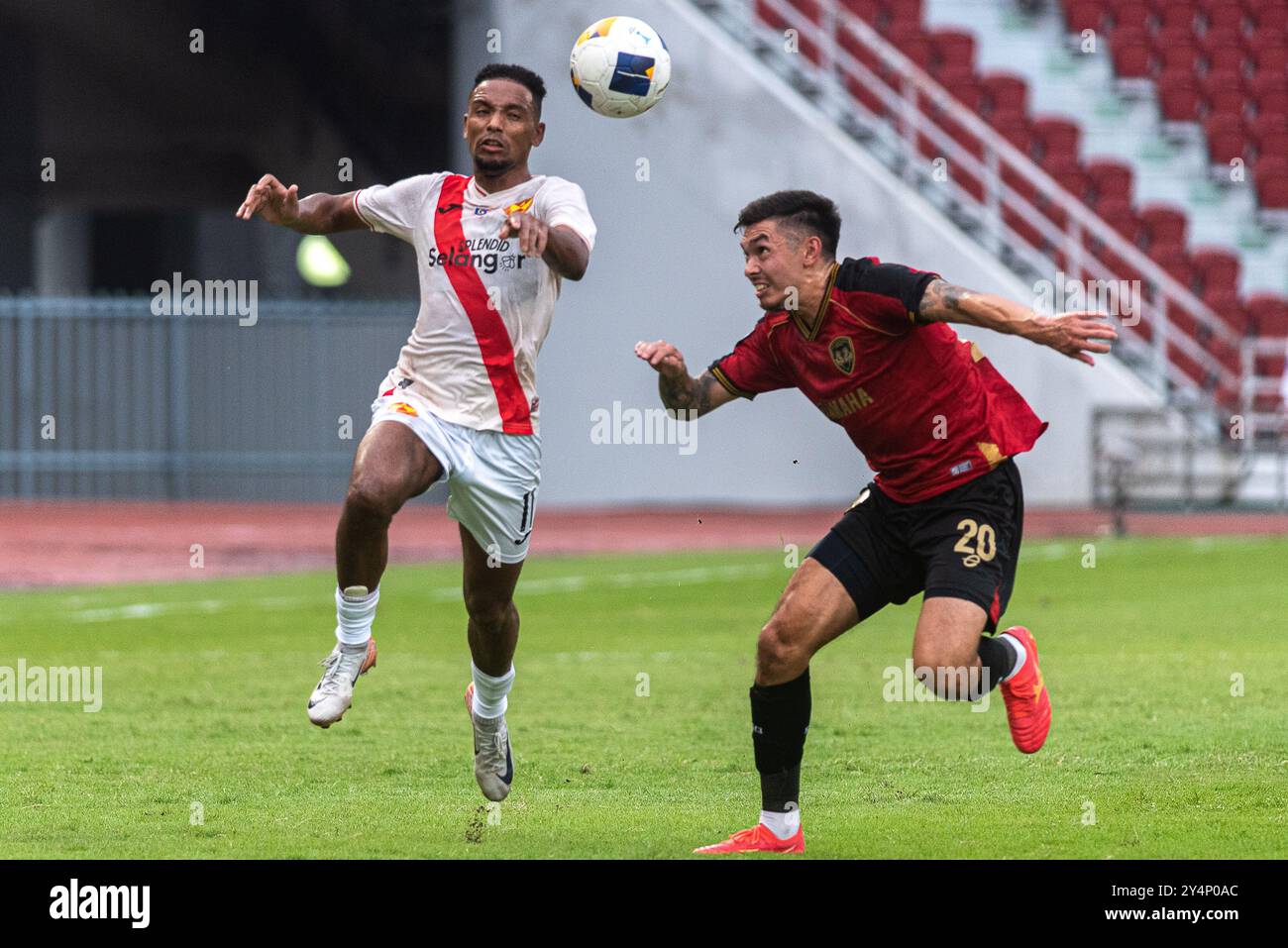 Bangkok, Thaïlande. 19 septembre 2024. John Patrick Strauss (d) de Muangthong United et Alvin fortes (l) de Selangor FC vus en action lors du match du Groupe H de la Ligue des champions AFC 2 entre Muangthong United de Thaïlande et Selangor FC de Malaisie au stade national Rajamangala de Bangkok. Score final : Muangthong United 1:1 Selangor FC (photo de Peerapon Boonyakiat/SOPA images/Sipa USA) crédit : Sipa USA/Alamy Live News Banque D'Images