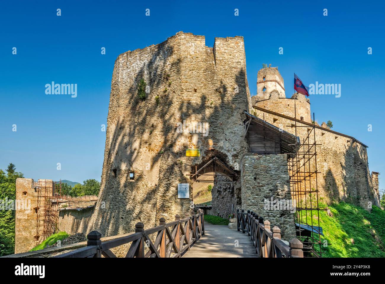 Porte inférieure, pont à l'entrée du château de Zborovsky, 13ème siècle, dans la région de Šariš, Low Beskids, Carpates occidentales, région de Presov, Slovaquie Banque D'Images