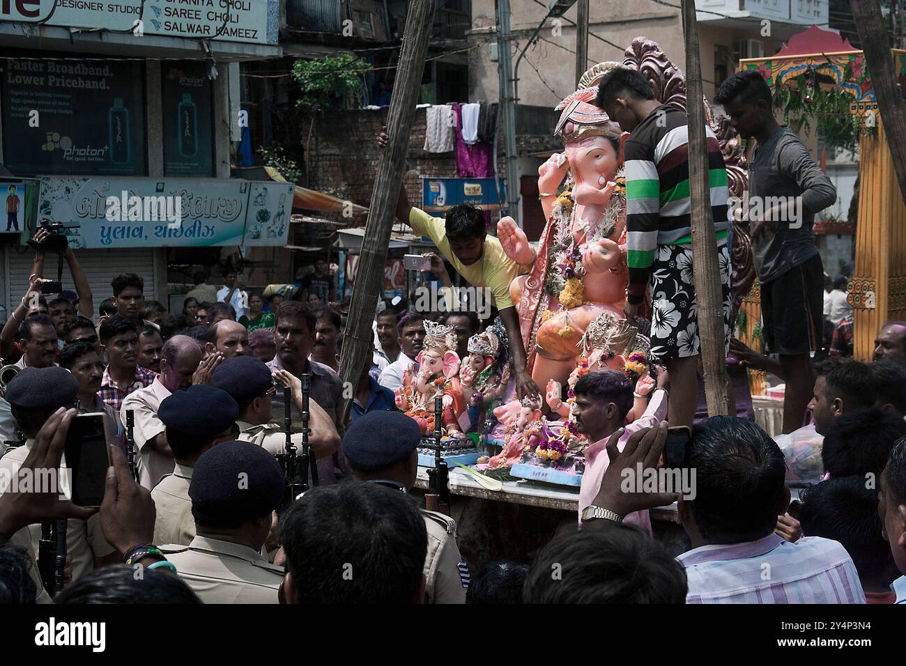 Vadodara, Gujarat / Inde - 15 septembre 2016 : Un groupe de policiers offre les salutations à la statue du Seigneur Shree Ganesha Banque D'Images