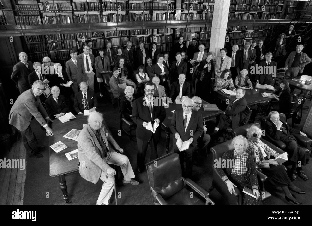 Bibliothèque de Londres à St James's Square, Londres Angleterre. Membres auteurs 1990s UK. Prise en mars 1991 pour célébrer le 150e anniversaire de la Bibliothèque. 51 auteurs écrivains, romanciers dans les noms ci-dessous plus Peter Quennell HOMER SYKES. Voir les noms de chacun et leur position sur cette photo dans le fichier Alamy ref 2Y4P5GJ Banque D'Images