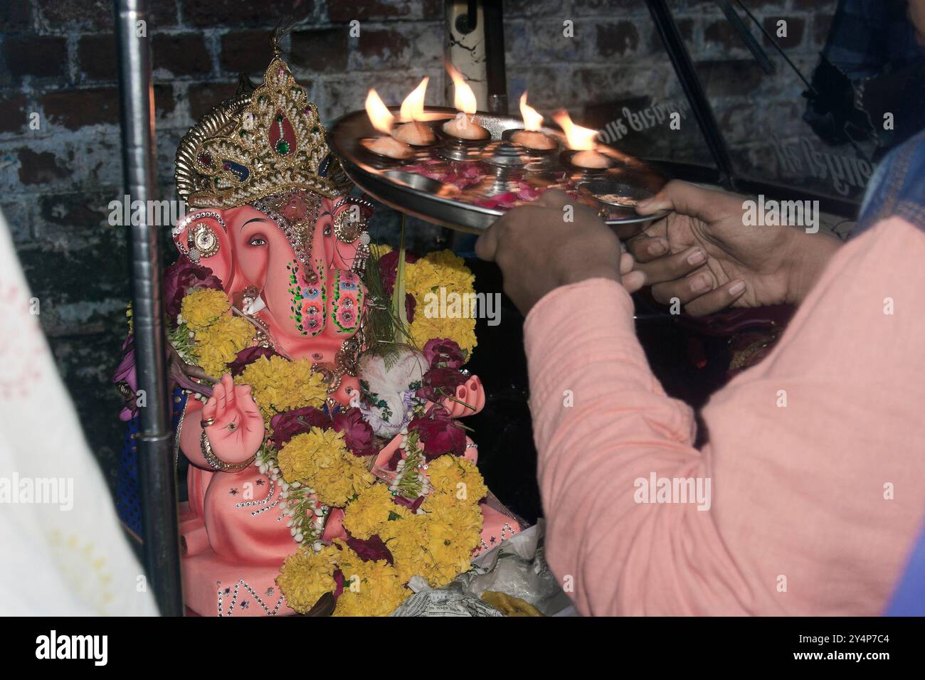 Vadodara, Gujarat / Inde - 31 août 2017 : Une lampe de feu (aarti) offerte à l'idole du Seigneur Ganesha dans le cadre du rituel le jour de la fête de Ganesha. Banque D'Images
