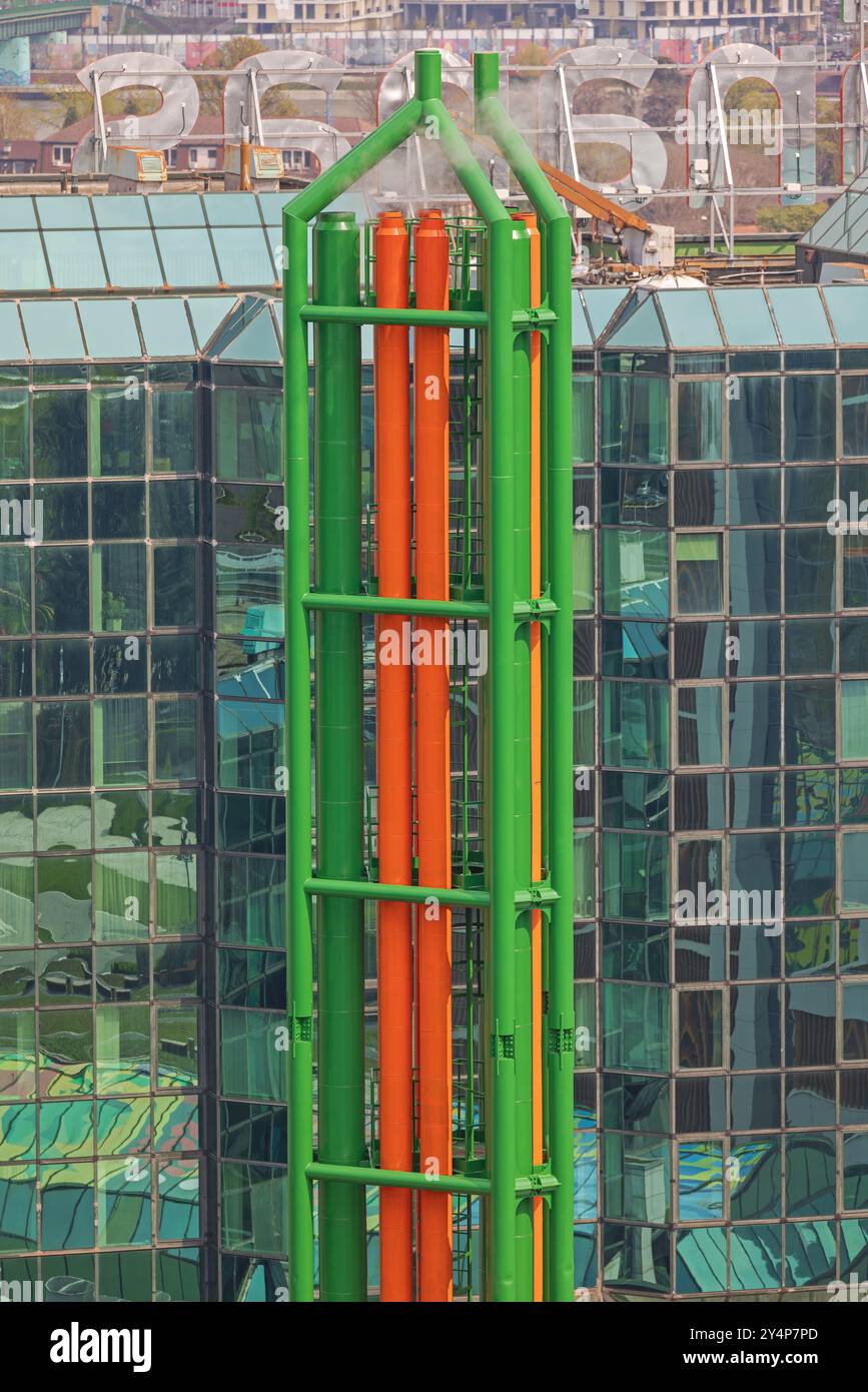 Vapeur provenant des conduits de cheminée de chaudière à condensation système de chauffage du bâtiment Banque D'Images