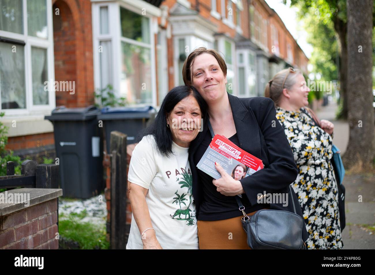 La députée travailliste Jess Phillips fait un câlin à l'une de ses électrices, Yasmin Richardson, 68 ans, tout en démarchant à Birmingham Yardley, qui est Jess Phillips const Banque D'Images
