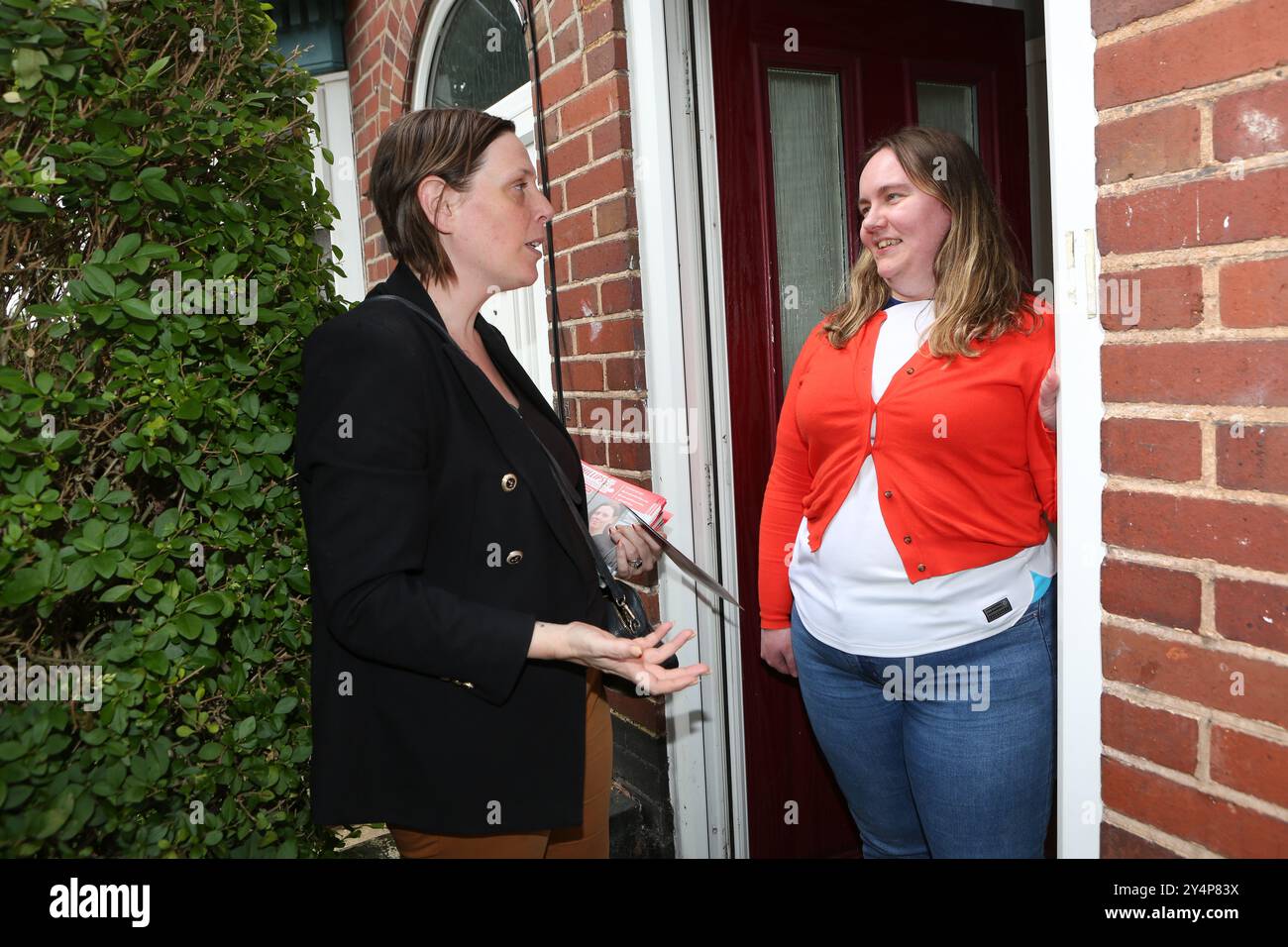 Jess Phillips démarchant à Birmingham Yardley qui est la circonscription de Jess Phillips. Jess Phillips est une politicienne travailliste et a été le Labour Membe Banque D'Images