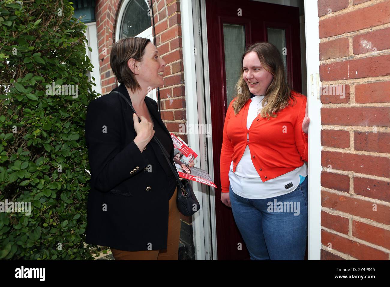 Jess Phillips démarchant à Birmingham Yardley qui est la circonscription de Jess Phillips. Jess Phillips est une politicienne travailliste et a été le Labour Membe Banque D'Images