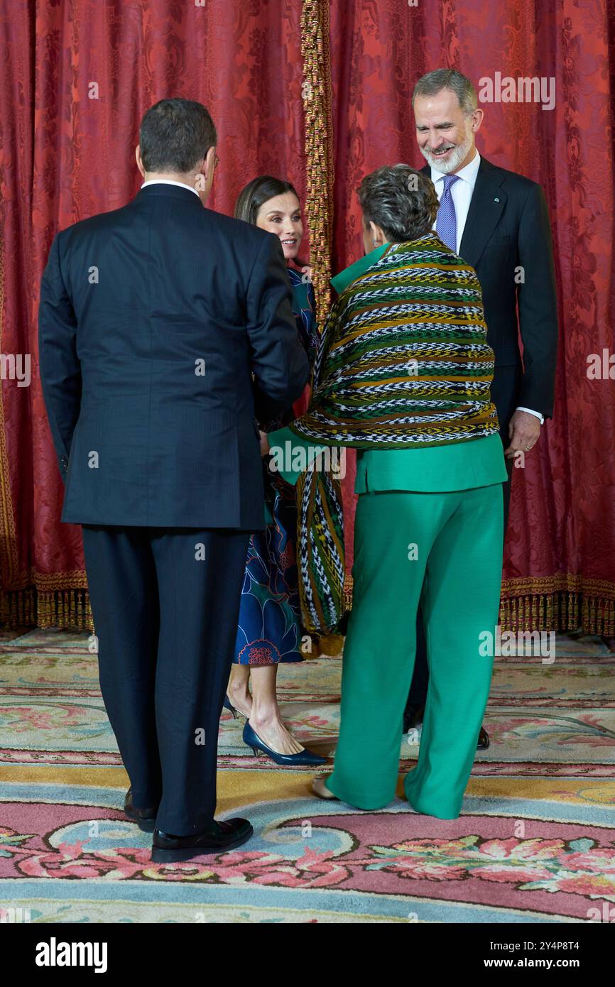 Le roi Felipe VI d'Espagne, la reine Letizia d'Espagne, Cesar Bernardo Arevalo de Leon, Sandra Torres assistent à un déjeuner au Palais Royal le 22 février 2024 à Madrid, Espagne. Banque D'Images