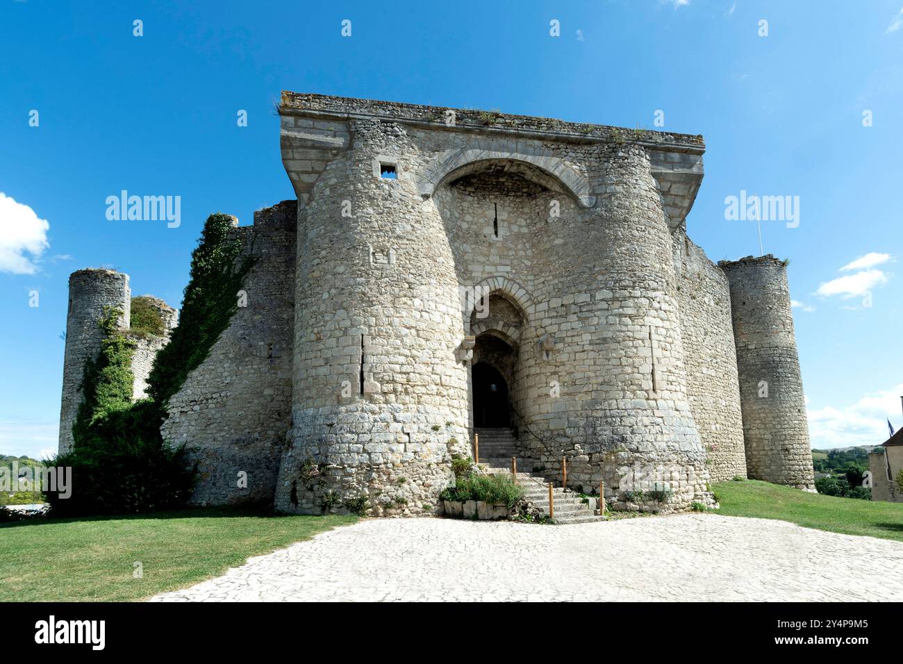 L'entrée d'un château fort historique à Billy, met en valeur l'architecture médiévale du 13ème siècle, Allier , Auvergne-Rhône-Alpes, France Banque D'Images