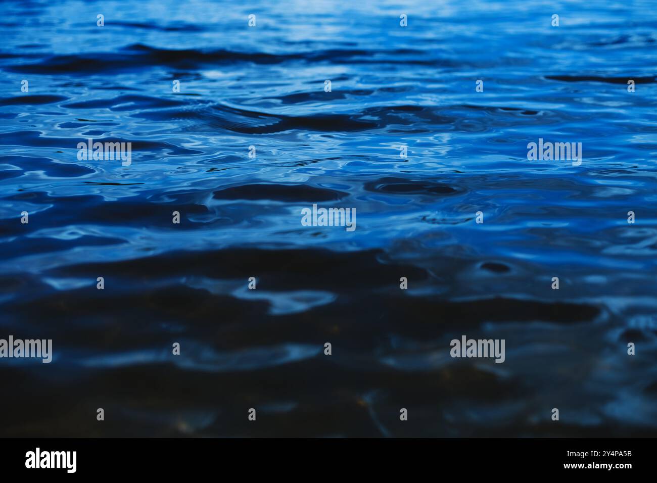 Surface bleue de l'océan avec de douces ondulations à la surface et la lumière réfractant Banque D'Images