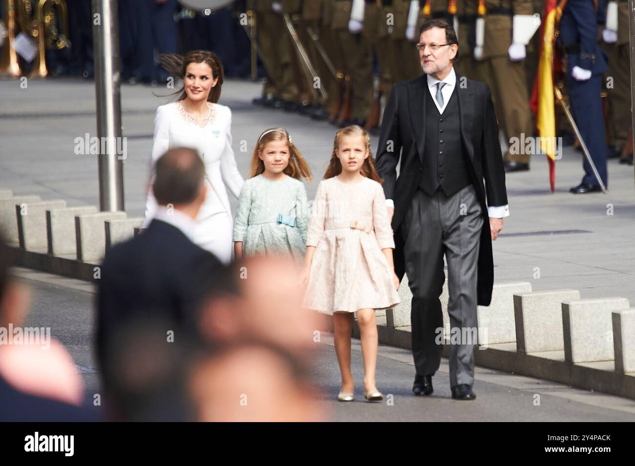 Le roi Felipe VI d'Espagne, la reine Letizia d'Espagne, la princesse des Asturies, Léonor et la princesse Sofia arrivent au Congrès pour le cornichon le 19 juin 2014 avant une session conjointe du parlement. Banque D'Images