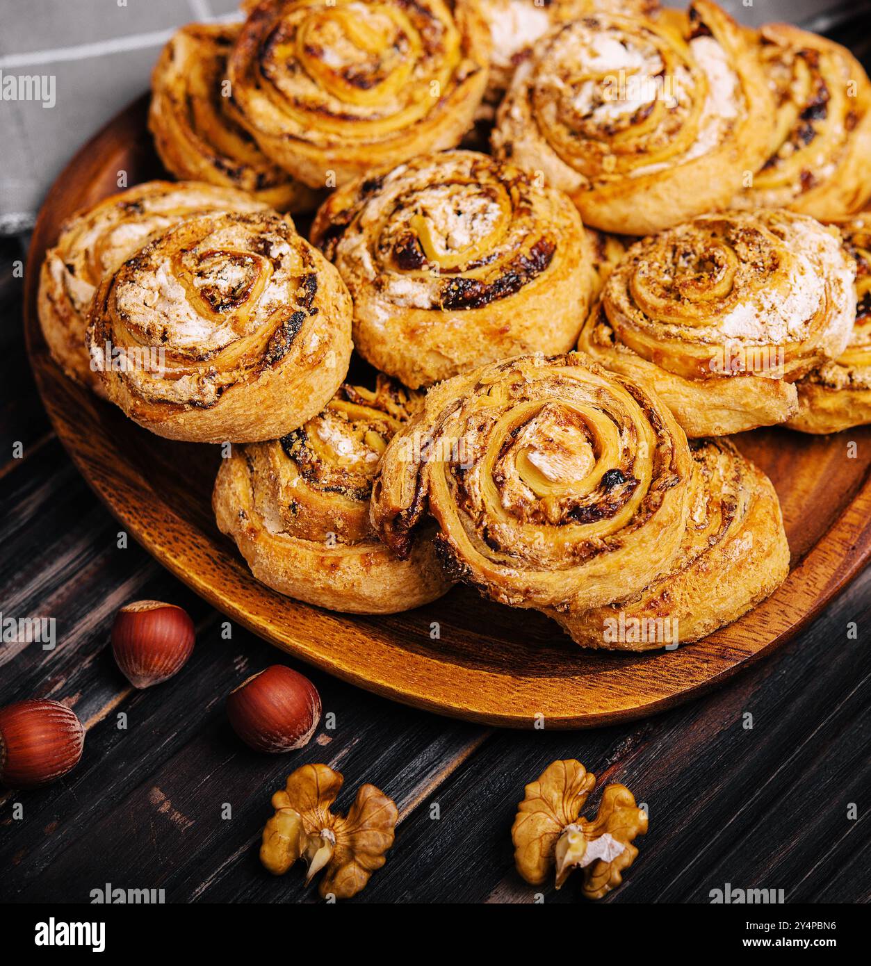 Rouleaux à la cannelle faits maison sur la table Banque D'Images