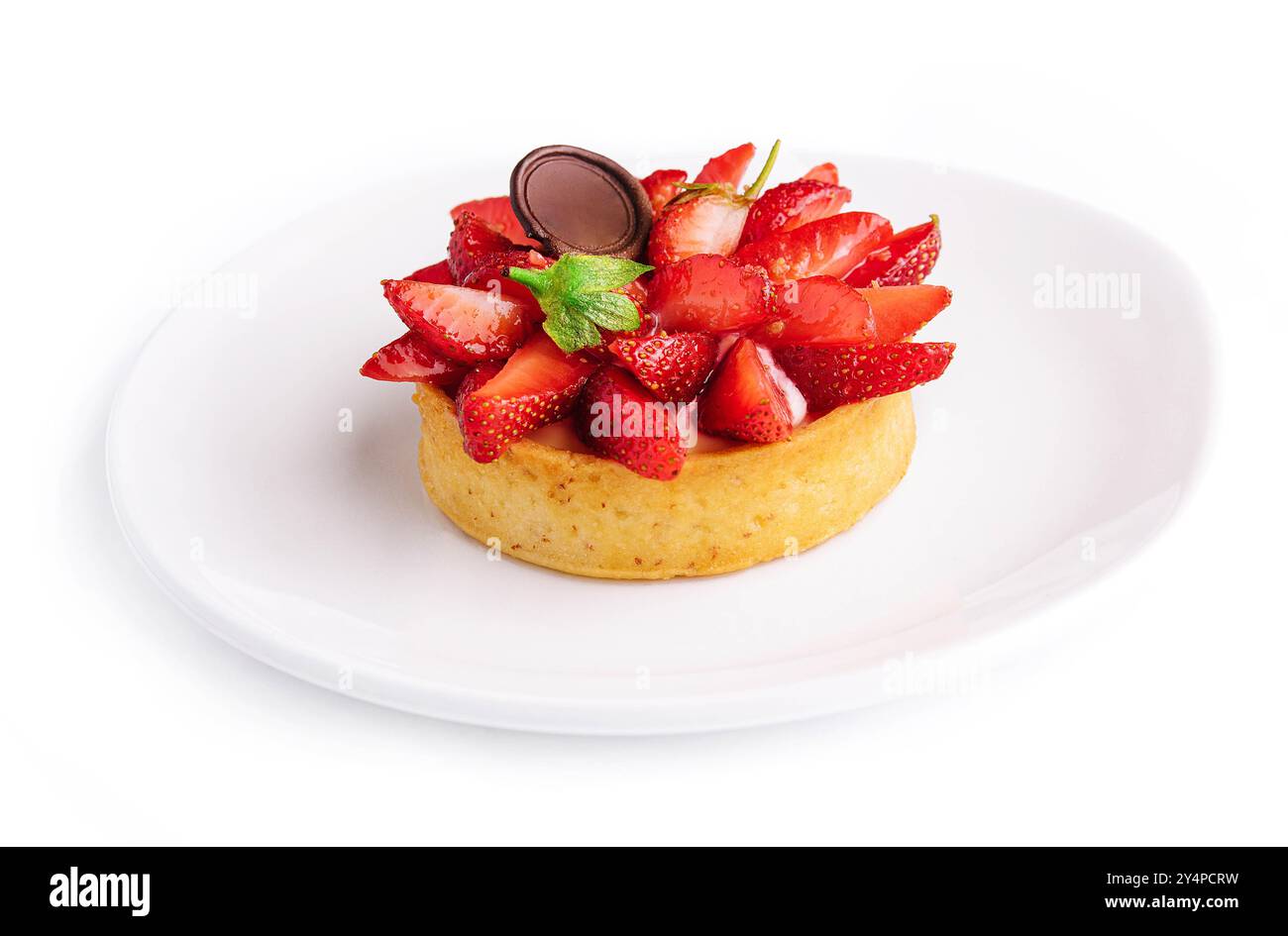Tartelette à la fraise sur assiette blanche Banque D'Images