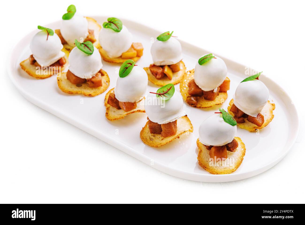 Apéritif de style italien sur plaque blanche Banque D'Images