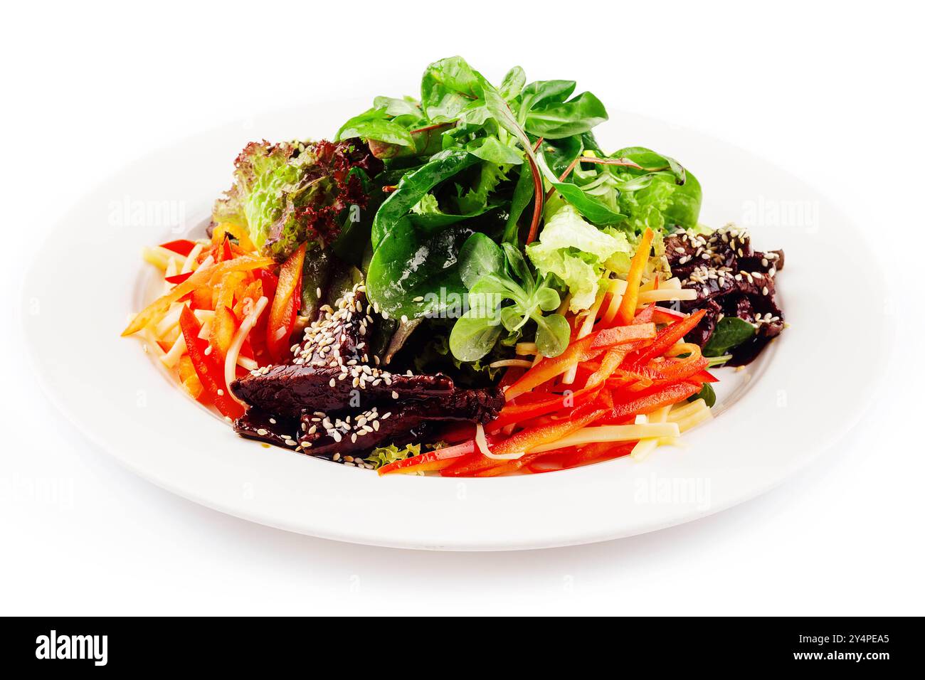 Trancher les légumes frais sur l'assiette blanche Banque D'Images