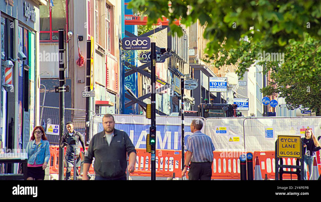 Glasgow, Écosse, Royaume-Uni. 19 septembre 2024. Un microcosme de la dystopie répandue dans la ville a tourné avec la démolition controversée O2 ABC sur la rue sauchiehall qui a souffert dans le deuxième incendie de l'école d'art. Crédit Gerard Ferry /Alamy Live News Banque D'Images