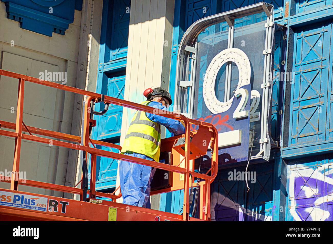Glasgow, Écosse, Royaume-Uni. 19 septembre 2024. Un microcosme de la dystopie répandue dans la ville a tourné avec la démolition controversée O2 ABC sur la rue sauchiehall qui a souffert dans le deuxième incendie de l'école d'art. Crédit Gerard Ferry /Alamy Live News Banque D'Images