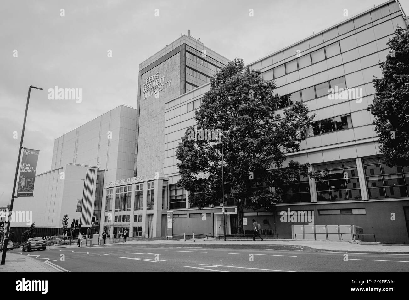 Leeds Angleterre : 3 juin 2024 : campus extérieur de l'Université Leeds Beckett. Extérieur grand angle avec arbres et signalisation Uni Banque D'Images