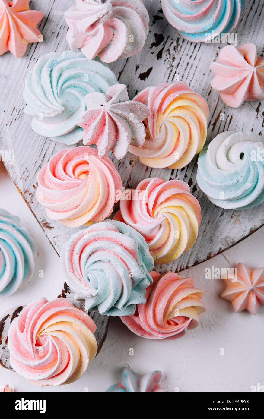 Meringue multicolore sur plateau en bois vue de dessus Banque D'Images