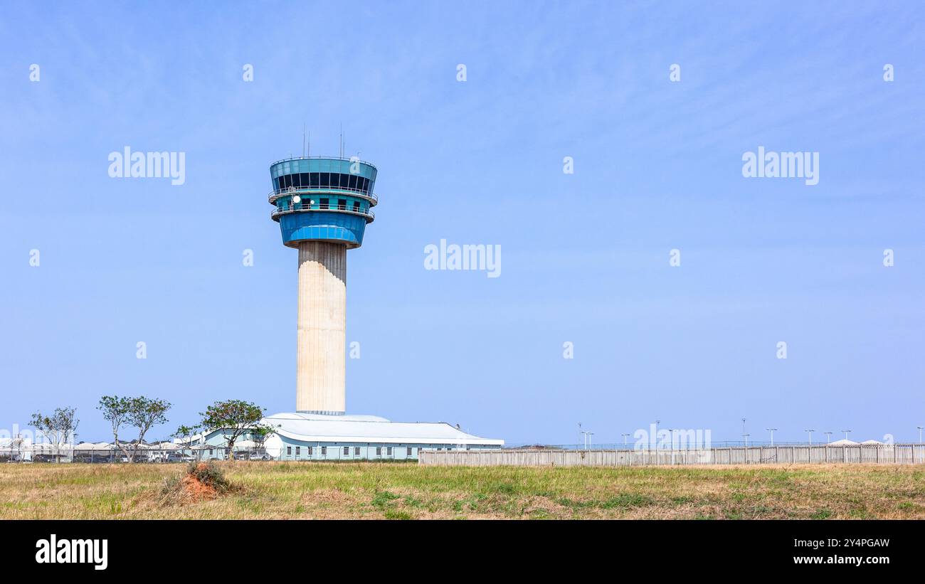 Tour de contrôle de vol d'aéroport avec structure haute au-dessus des pistes pour que les opérateurs donnent des instructions de dégagement visuel pour les arrivées ou les départs des avions. Banque D'Images