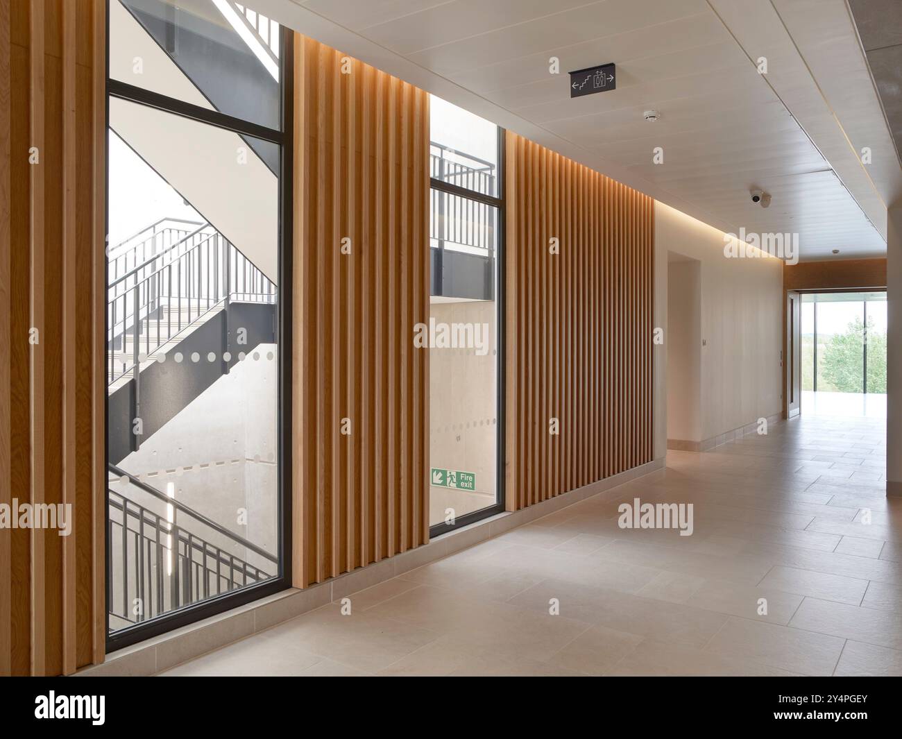 Couloir avec vue sur les escaliers. 400 long Water, Reading, Royaume-Uni. Architecte : Apt London, 2022. Banque D'Images