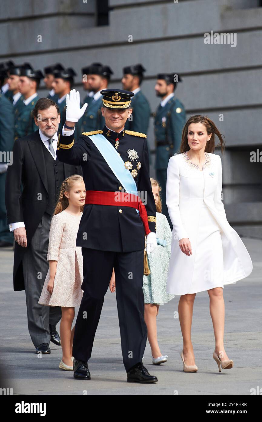 Le roi Felipe VI d'Espagne, la reine Letizia d'Espagne, la princesse des Asturies, Léonor et la princesse Sofia arrivent au Congrès pour le cornichon le 19 juin 2014 avant une session conjointe du parlement. Banque D'Images