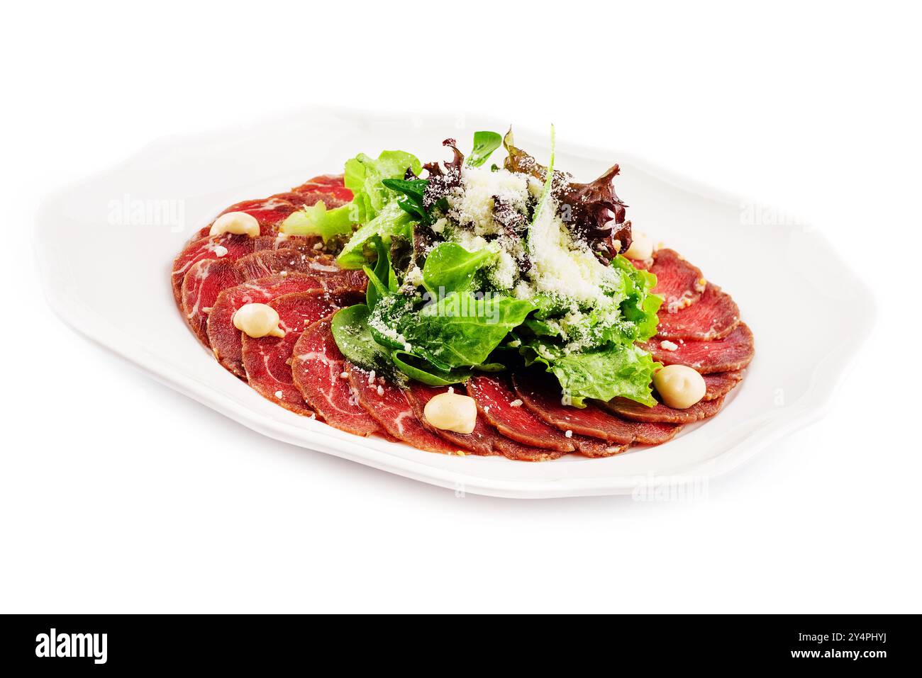 Carpaccio de veau au parmesan sur assiette blanche Banque D'Images