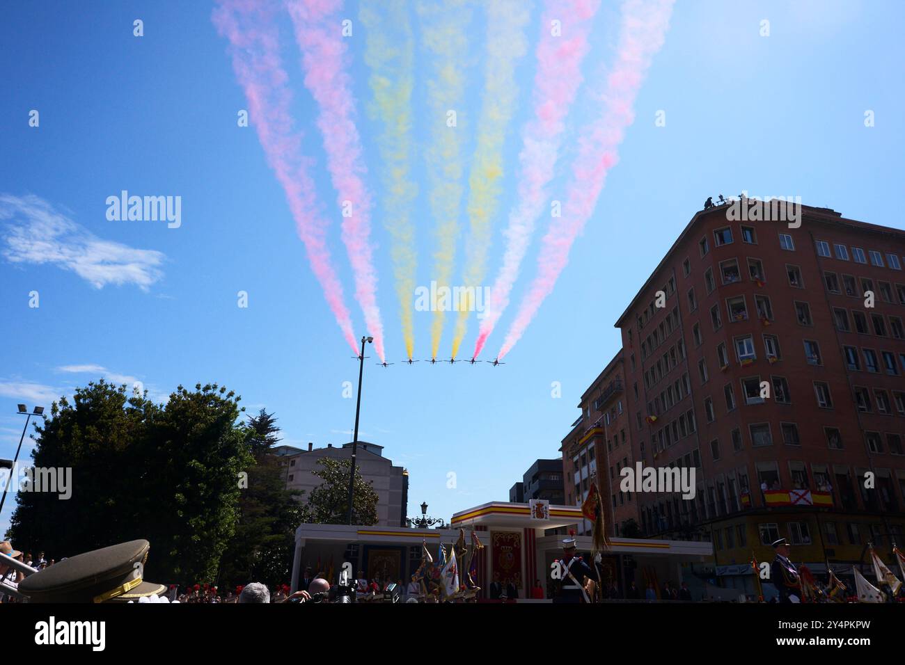 La patrouille Eagle passe au-dessus des têtes lors de la Journée des Forces armées le 25 mai 2024 à Oviedo, en Espagne. Banque D'Images