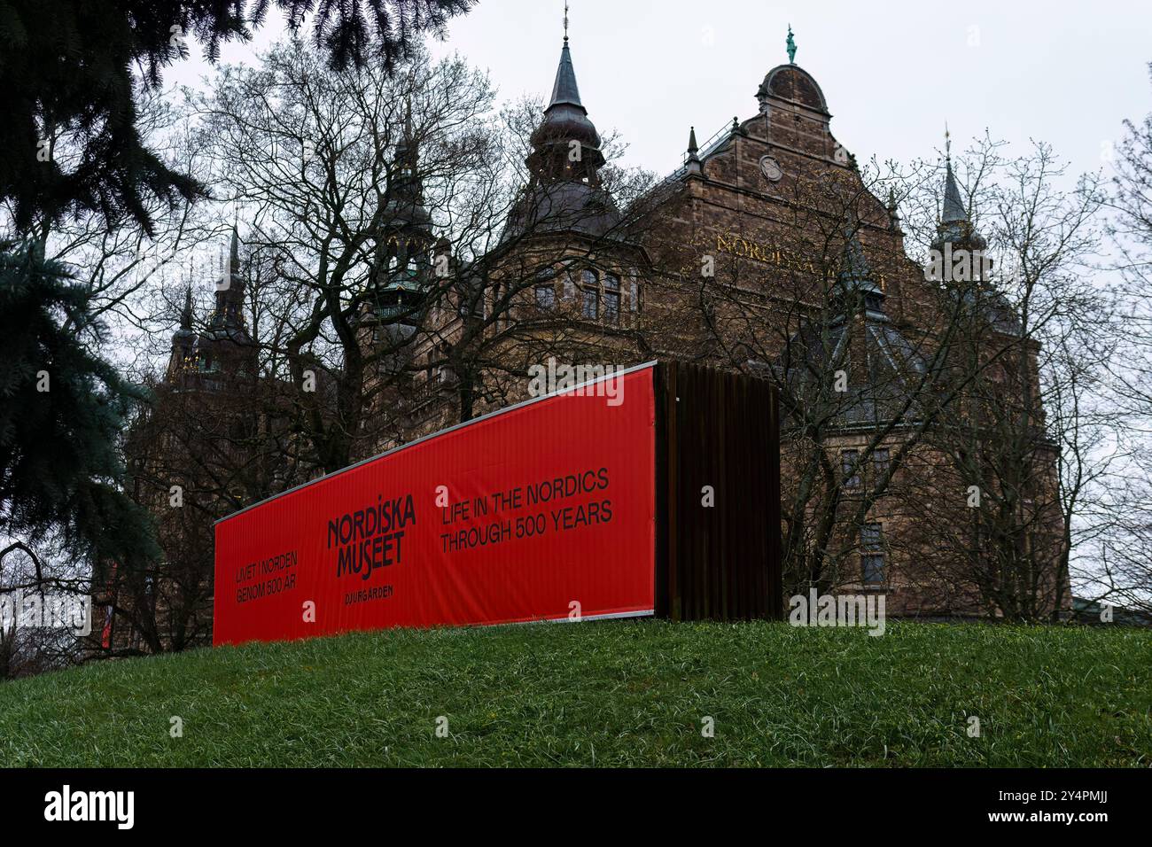 Stockholm, Suède. 15 avril 2024 - le Nordiska Museet avec une bannière rouge vie publicitaire dans les pays nordiques à travers 500 ans Banque D'Images