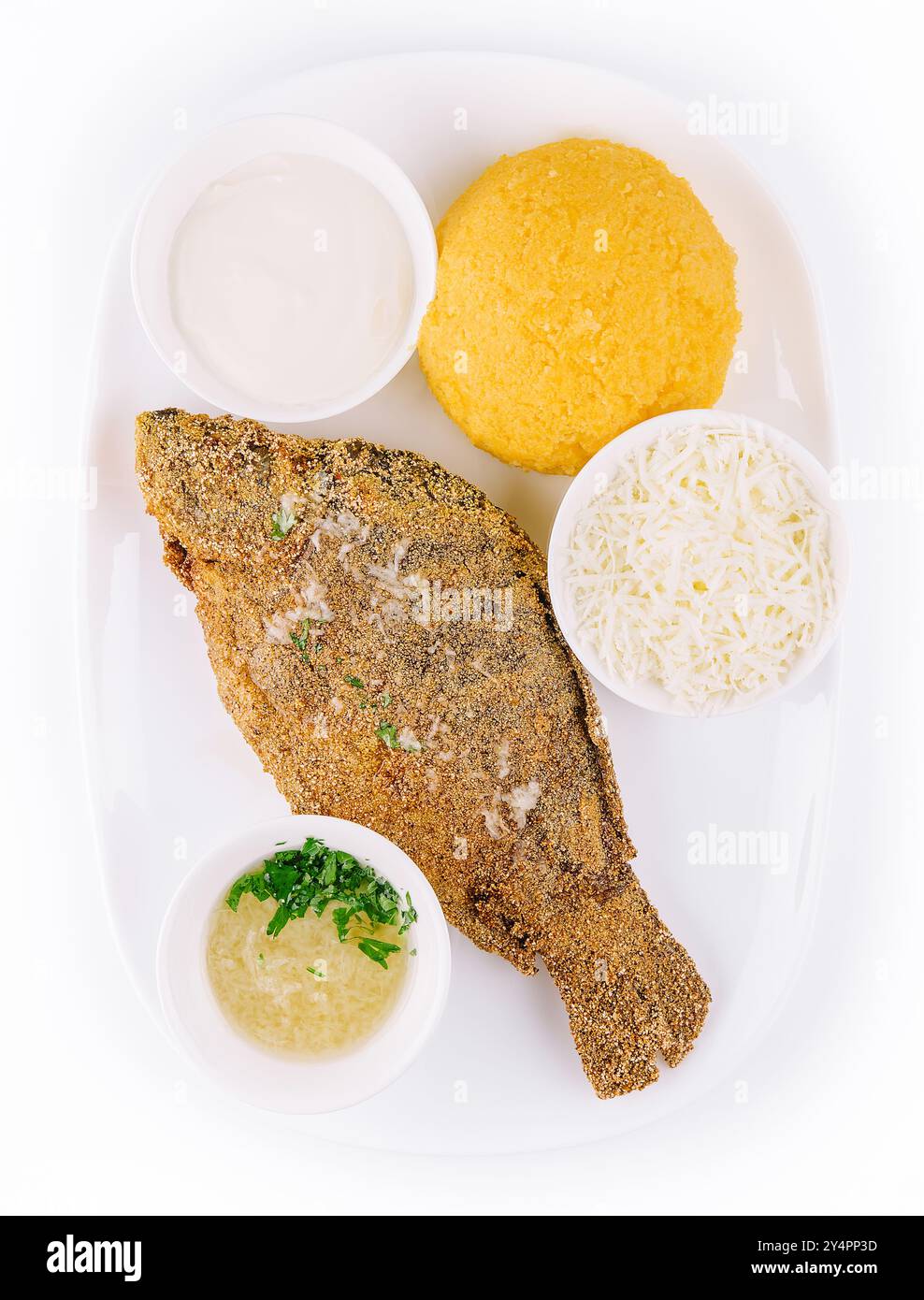 Porridge moldave traditionnel à base d'hominy et de poisson avec fromage de chèvre Banque D'Images